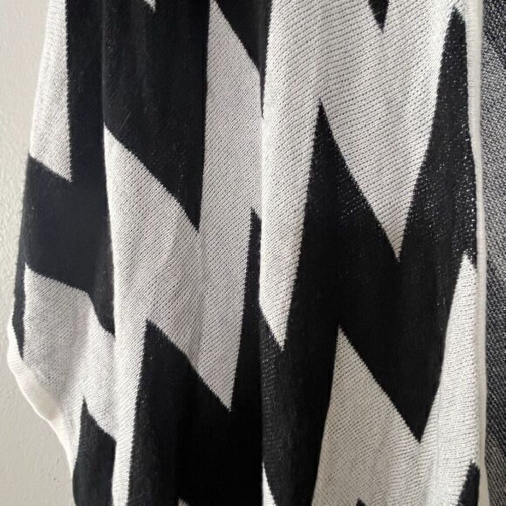 Torrid Chevron Ruana Kimono Duster Poncho Cardigan Fringe Knit 4/5 Black & White - Picture 4 of 9